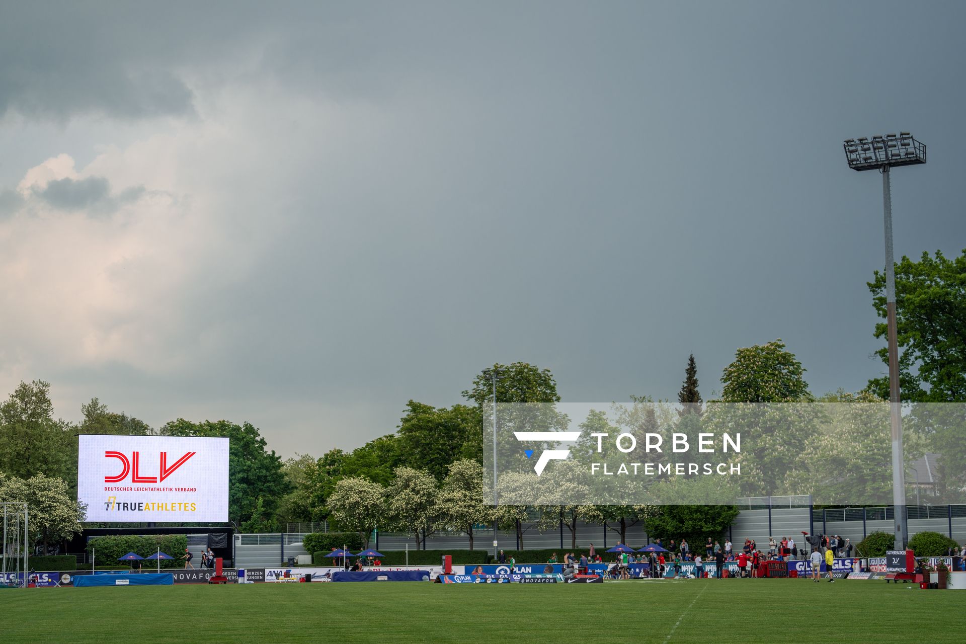 DLV Anzeige bei bedeckten Himmel am 07.05.2022 beim Stadtwerke Ratingen Mehrkampf-Meeting 2022 in Ratingen